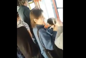 Bătută de un pensionar în autobuz pentru că fuma ţigară electronică - video!